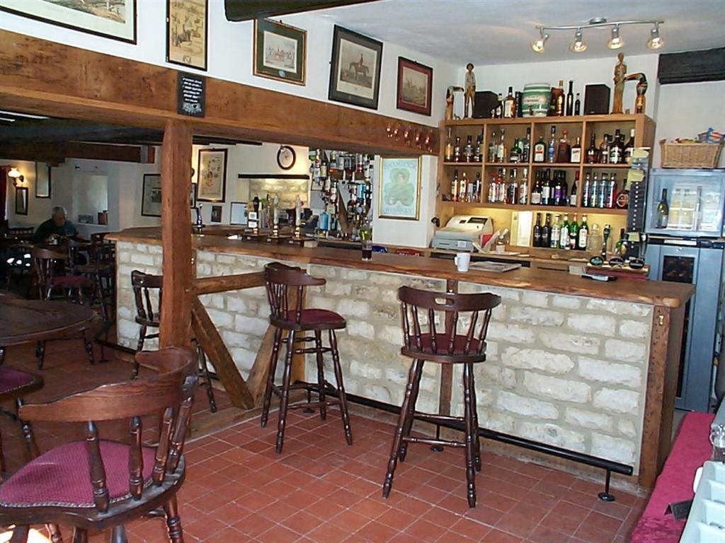 The Fox & Hounds Hotel Фарингдън Екстериор снимка